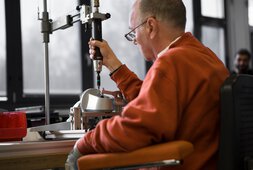 Mitarbeiter sitzt an einer Bohrmaschine | © Wendelstein Werkstätten