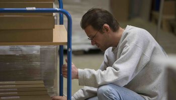 Ein Mitarbeiter überprüft die Ware/Kartons | © Wendelstein Werkstätten
